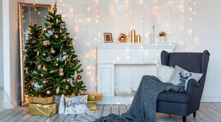 Sala de design moderno em cores claras decorada com árvore de Natal e elementos decorativos
