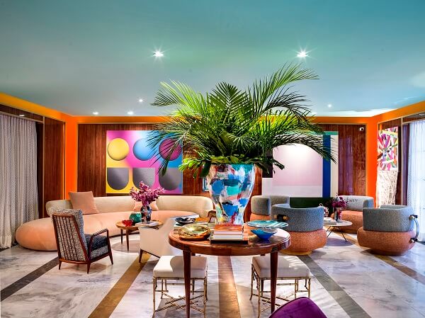 Sala de estar colorida com diferentes tendências na Casa Cor 2022