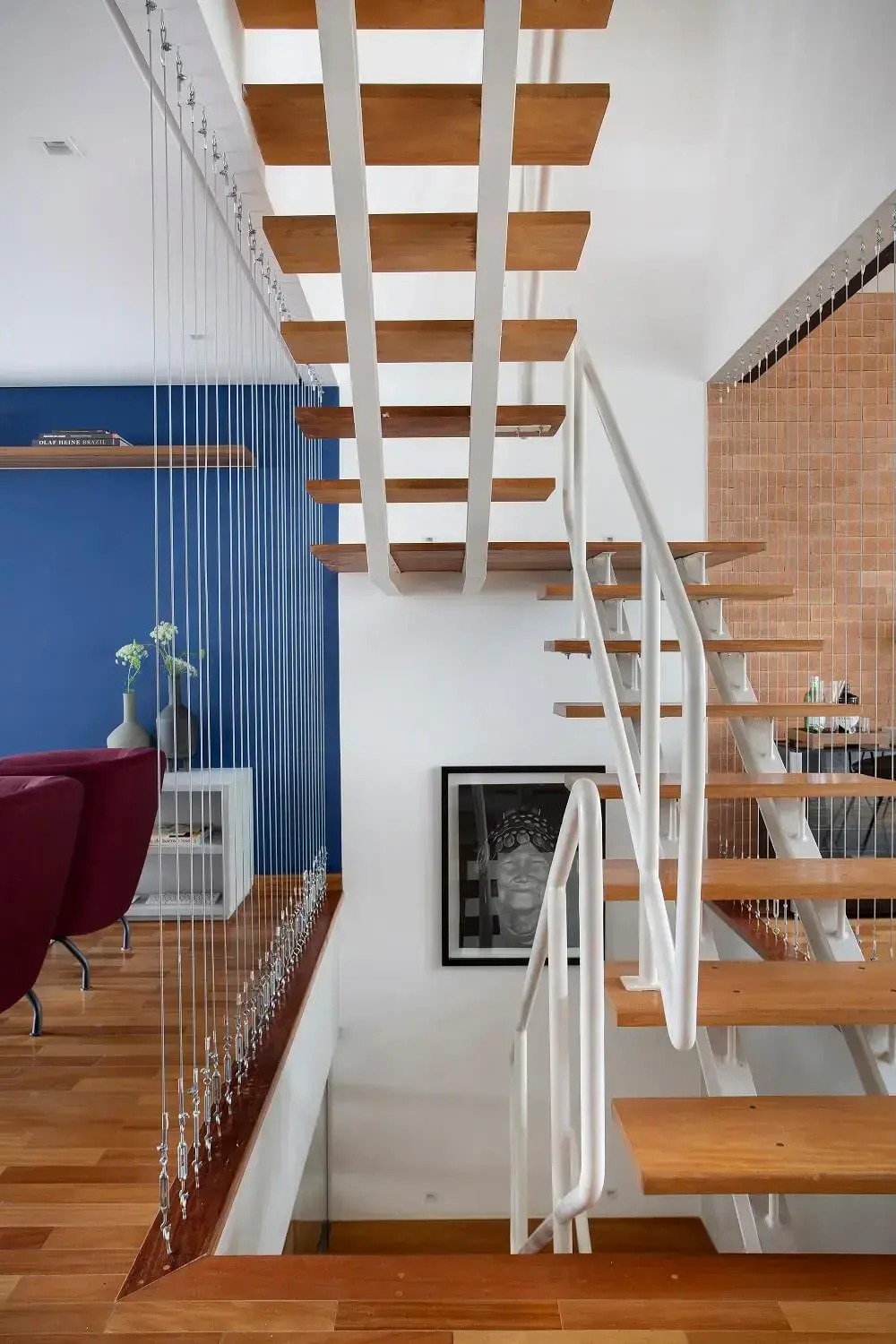 A escada com degraus de madeira e acesso aos ambientes da casa