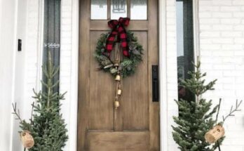 Porta de casa decorada com arranjos natalinos