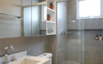 Decoração clean em cores claras para banheiros com nichos embutidos na parede Foto DOOB Arquitetura